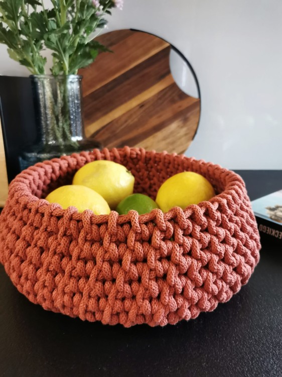 pleciony kosz na owoce