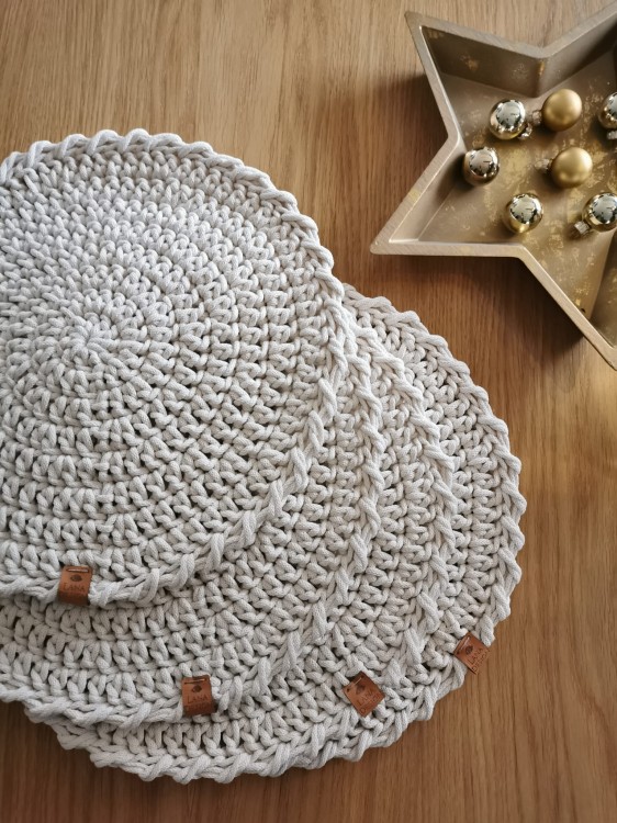 Neutral table decor for rustic style.jpg