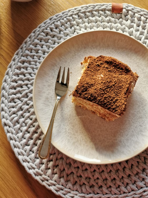 szara pleciona podkładka na stół