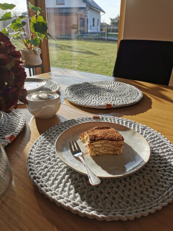 szare dodatki do jadalni